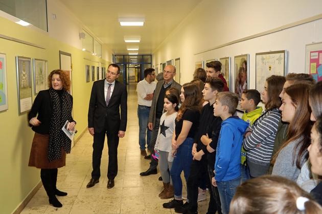 Oberbürgermeister Thilo Rentschler eröffnet die Ausstellung über syrische Flüchtlingskinder